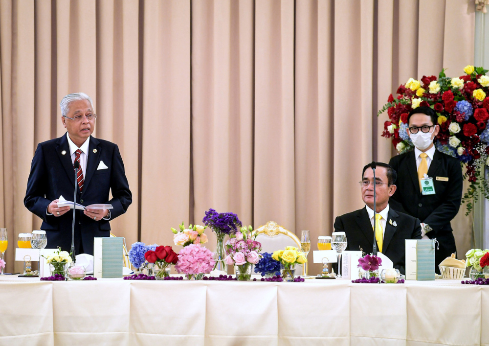 Prime Minister Datuk Seri Ismail Sabri Yaakob with Thai Prime Minister Prayuth Chan o-cha at a dinner in conjunction with the prime ministeru00e2u20acu2122s official visit at Government House in Bangkok, February 25, 2022. u00e2u20acu201d Bernama pic 