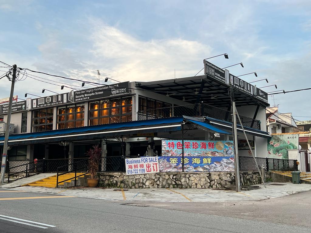 A Taman Pelangi seafood restaurant, once popular with Singaporeans due to its distance to the CIQ checkpoint, has been closed and put up for sale due to the border closure. — Picture by Ben Tan
