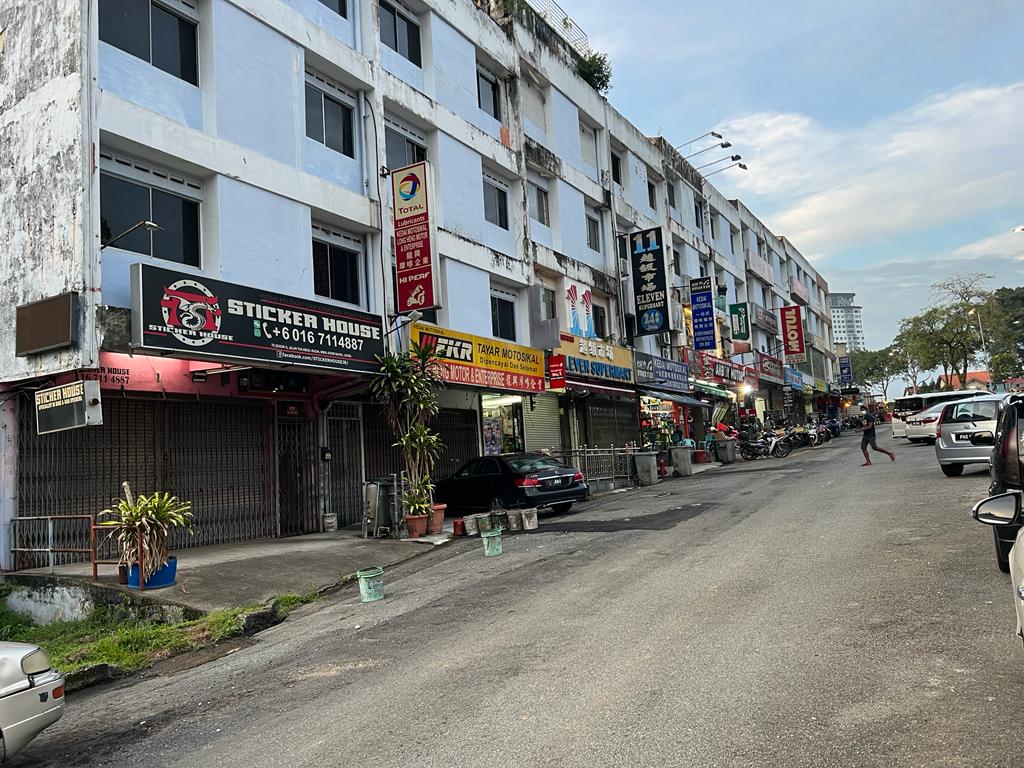 By 4pm, most of the shops along the Susur area of Jalan Tun Abdul Razak have closed due to a lack of customers. — Picture by Ben Tan
