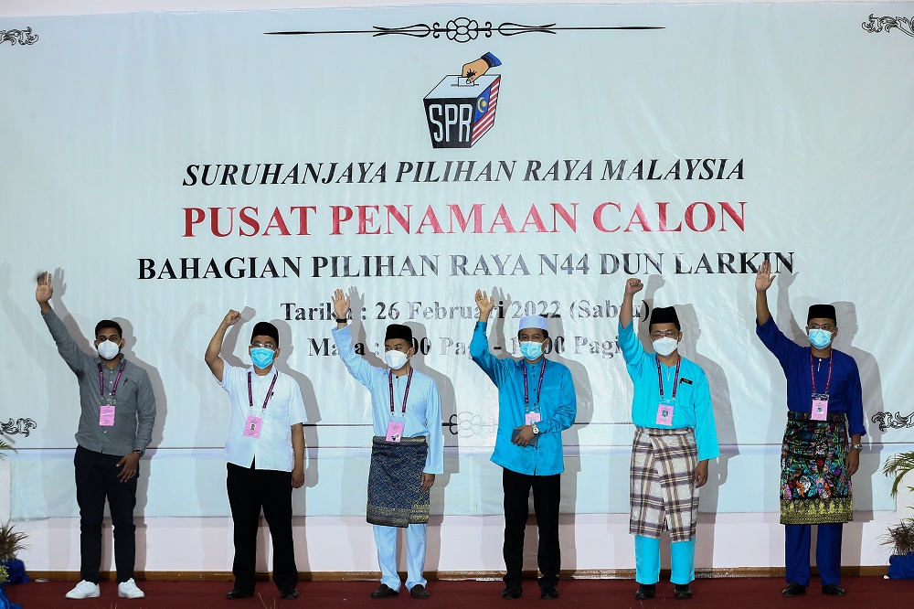 (From left) Rashid Abu Bakar (Muda), Mohammad Riadz Hashim (Pejuang), Zulkifli Bujang (PN), Norramadan Buang (Independent), Dr Zamil Najwah Arbain (PKR) and Hairi Md Shah (BN) in Larkin February 26, 2022. u00e2u20acu2022 Picture by Hari Anggara