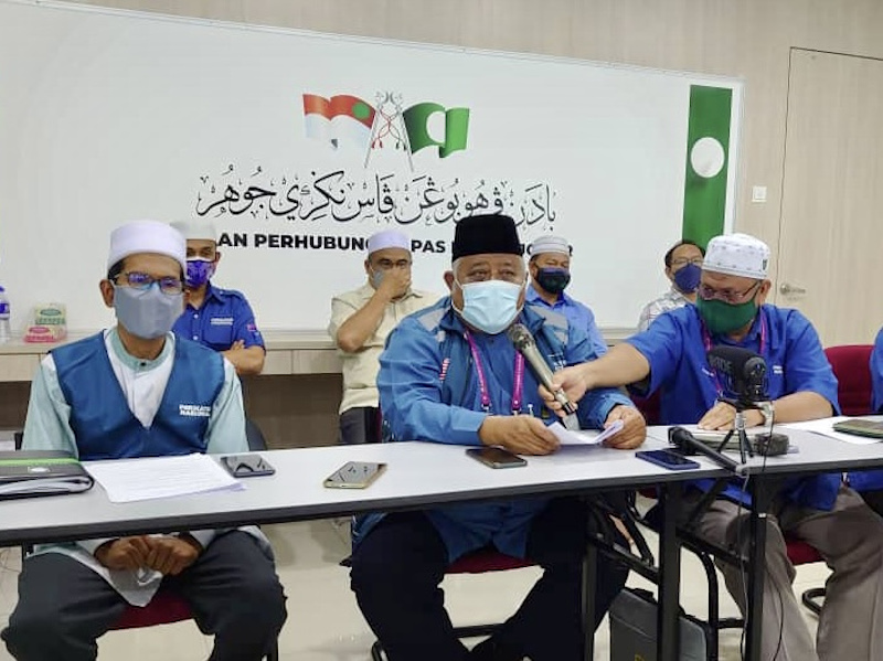 Johor PAS commissioner Abdullah Husin (centre) explained that despite PASu00e2u20acu2122 top leadership decision in not renominating Najib Lep for the Bukit Pasir state seat, the partyu00e2u20acu2122s leadership had never sidelined him February 27, 2022. u00e2u20acu201d Picture by Ben Tan 