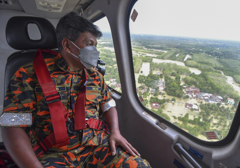 JBPM deputy director-general (operations) Datuk Abdul Wahab Mat Yasin conducts an aerial survey of the floods around Kota Baru and Rantau Panjang in Kelantan, February 28, 2022. u00e2u20acu2022 Bernama picnn
