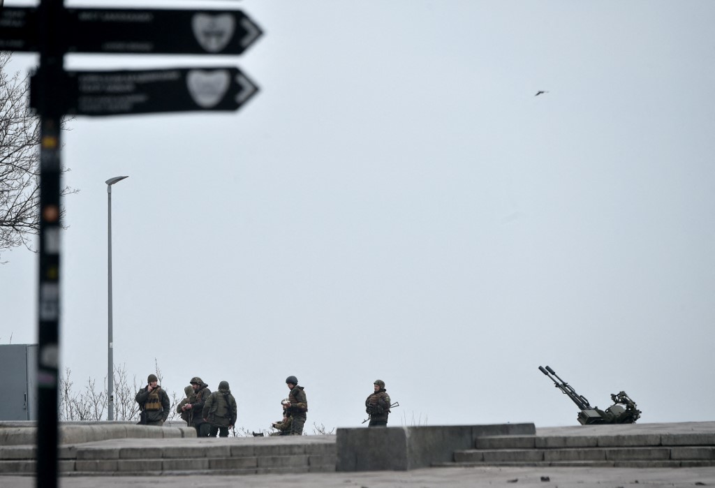 Ukrainian servicemen have a snack as they take up positions in the centre of the Ukrainian capital Kyiv on February 25, 2022. u00e2u20acu201d AFP pic