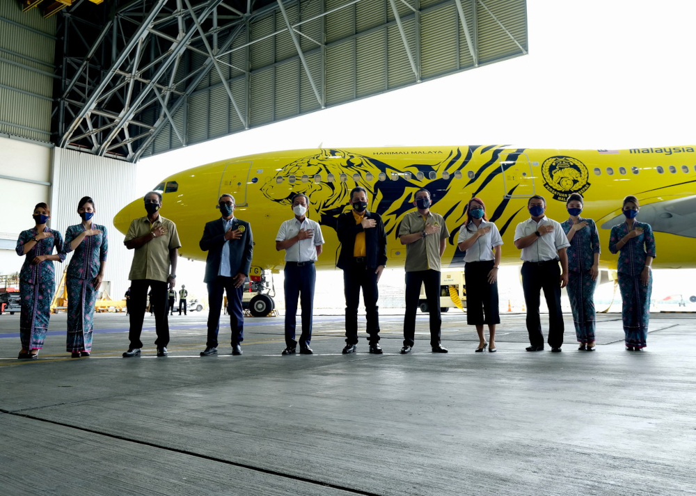 FAM president Datuk Hamidin Mohd Amin (centre) with Malaysia Airlines Berhad CEO Izham Ismail (5th right) and the Airbus A330-300 aircraft with special livery bearing the Harimau Malaya emblem in Sepang, February 8, 2022. u00e2u20acu2022 Bernama pic 