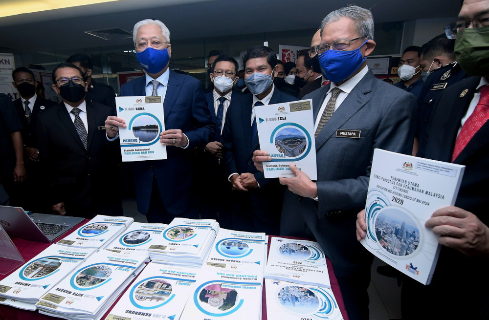 Prime Minister Datuk Seri Ismail Sabri Yaakob and Minister in the Prime Ministeru00e2u20acu2122s Department (Economy) Datuk Seri Mustapa Mohamed with the 2020 Population and Housing Census report in Shah Alam, February 14, 2022. u00e2u20acu201d Bernama pic 