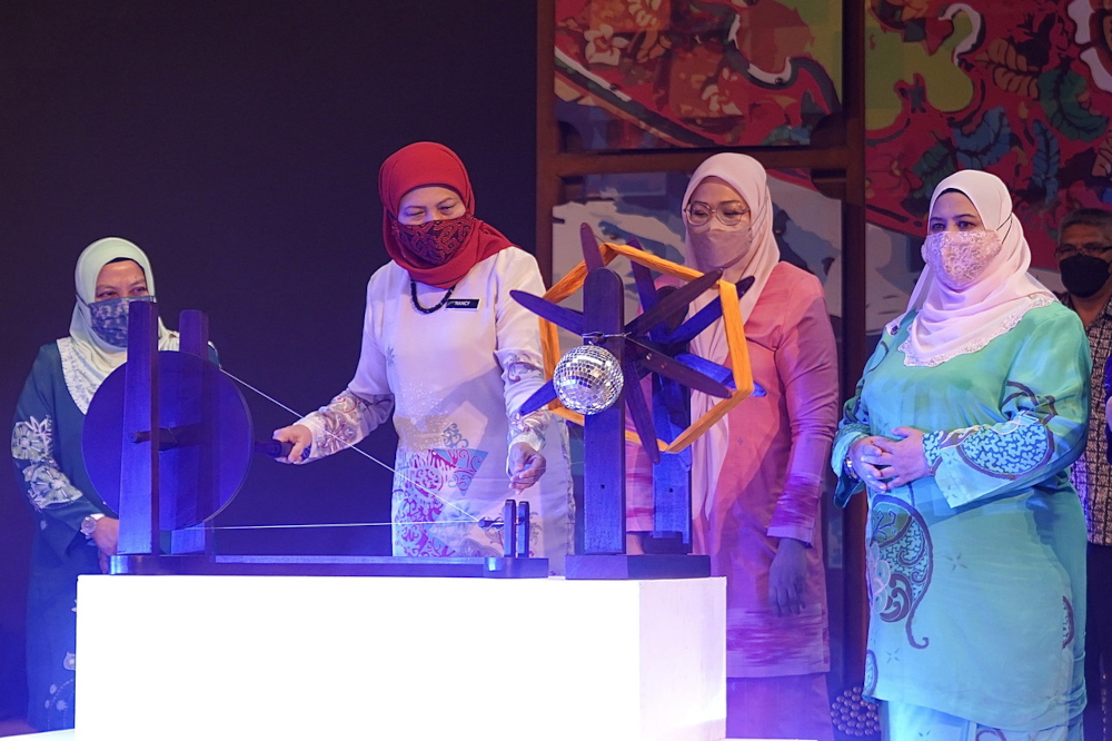 Tourism, Arts and Culture Minister Datuk Seri Nancy Shukri officiating the National Craft Day (HKK) 2022 at the Kuala Lumpur Craft Complex, February 24, 2022. u00e2u20acu201d Bernama pic 