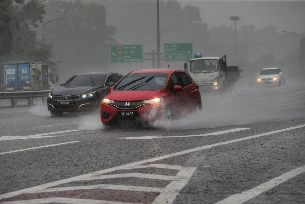 A general view of traffic amid heavy rain in Kuala Lumpur February 24, 2022. u00e2u20acu201d Picture by Ahmad Zamzahuri
