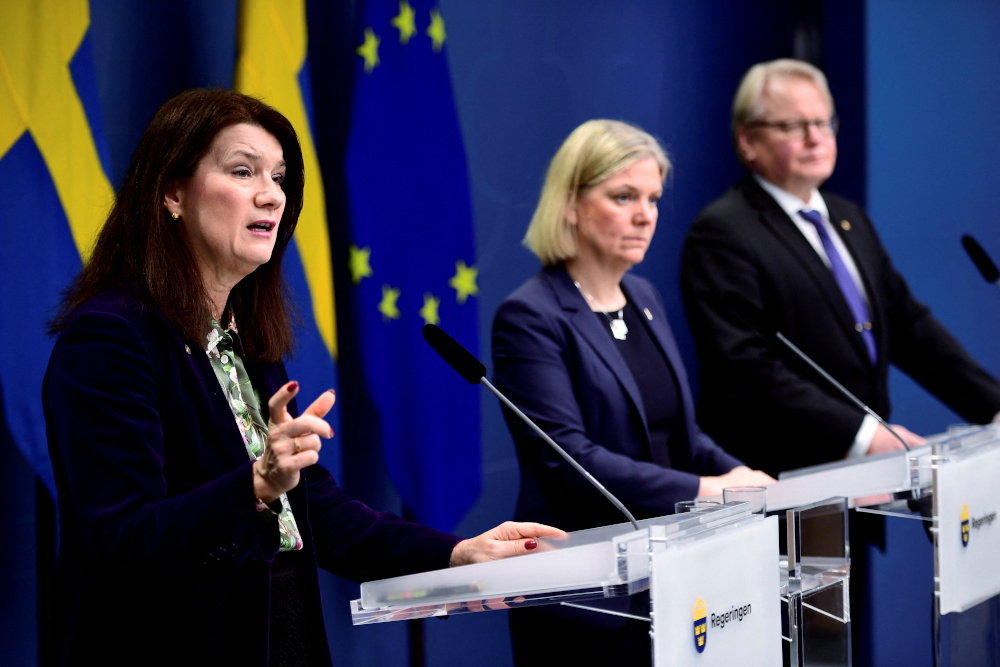 Swedenu00e2u20acu2122s Prime Minister Magdalena Andersson and Swedenu00e2u20acu2122s Minister of Defence Peter Hultqvist attend a press conference in the government building Rosenbad, in Stockholm February 24, 2022. u00e2u20acu201d Paul Wennerholm/TT News Agency pic via Reuters 