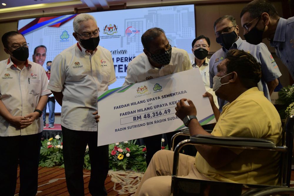 HR Minister Datuk Seri M Saravanan and Entrepreneur and Cooperative Development Minister Tan Sri Noh after launching the Tekun Entrepreneur Socso Contribution in Johor Baru, February 22, 2022. u00e2u20acu201d Bernama pic 