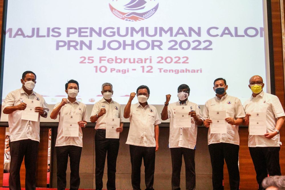 Parti Warisan Sabah president Datuk Seri Mohd Shafie Apdal (centre) poses with candidates of the Johor state election at Hotel Renaissance Johor Bahru February 25, 2022. u00e2u20acu201d Picture by Hari Anggara