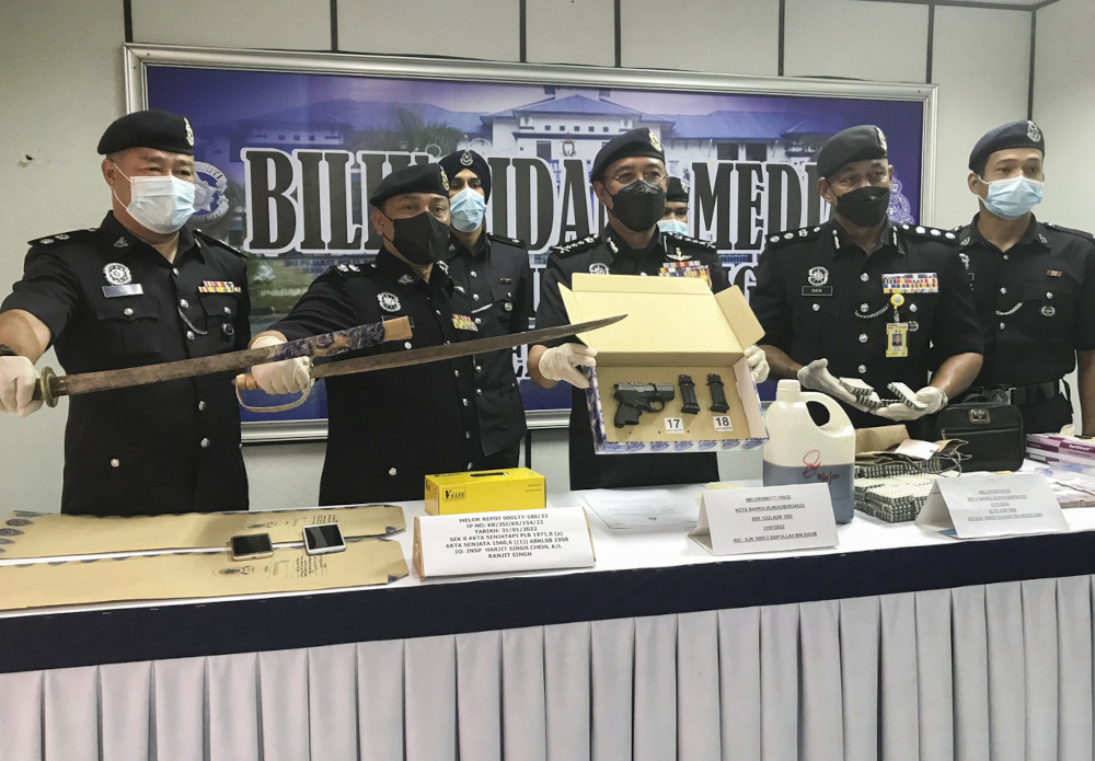 Kelantan police chief Datuk Shafien Mamat (3rd right) with the seized items in Gua Musang, February 2, 2022. u00e2u20acu201d Bernama pic 
