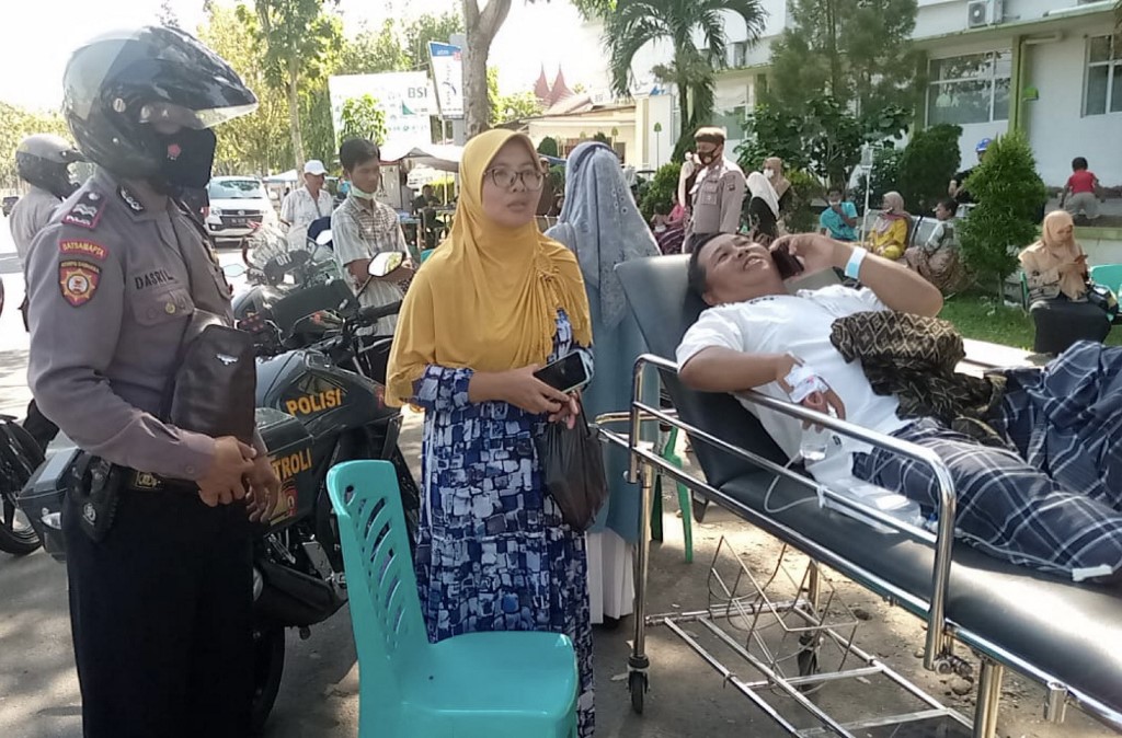 Police officers help to evacuate patients after a magnitude 6.2 earthquake damaged a local hospital in West Pasaman, in Indonesiau00e2u20acu2122s West Sumatra province on February 25, 2022. u00e2u20acu201d AFP pic
