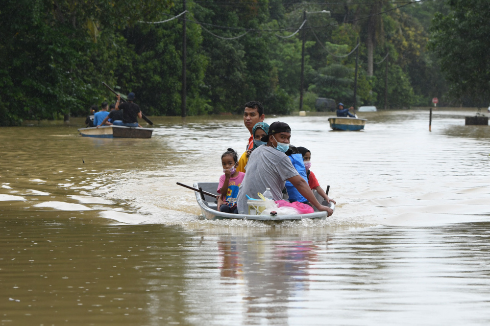 Residents of Kampung Teladas in Terengganu travel by boat to a temporary flood relief centre in Kemaman, February 25, 2022. u00e2u20acu2022 Bernama pic 