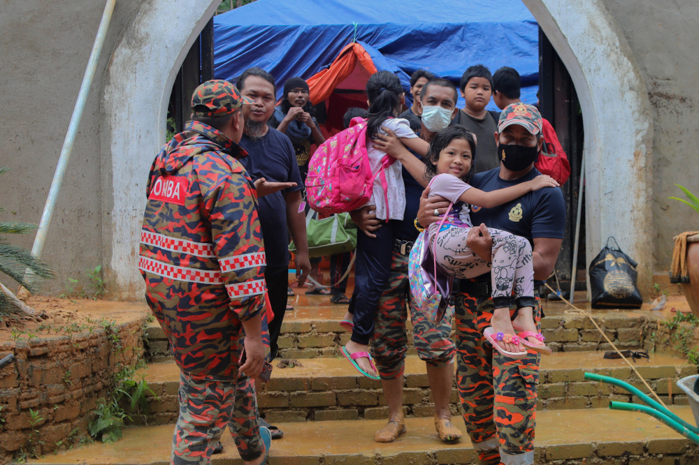 Fire and Rescue Department personnel rescue those stranded during the floods, including children, at the Budi Recreation Camp, Kampung Belukar Bukit in Terengganu, February 28, 2022. u00e2u20acu2022 Bernama pic 