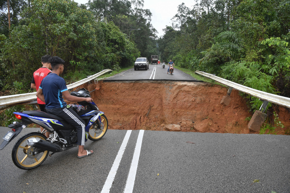 A bridge connecting Kampung Belukar Bukit and Kampung Betong in Ajil, Terengganu has collapsed due to the floods, February 28, 2022. u00e2u20acu2022 Bernama pic 