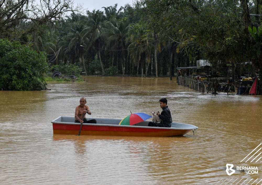 Residents of Kampung Padang Kubu, Kemaman, Terengganu navigate through floodwaters, February 25, 2022. u00e2u20acu201d Picture from Twitter/Bernamann
