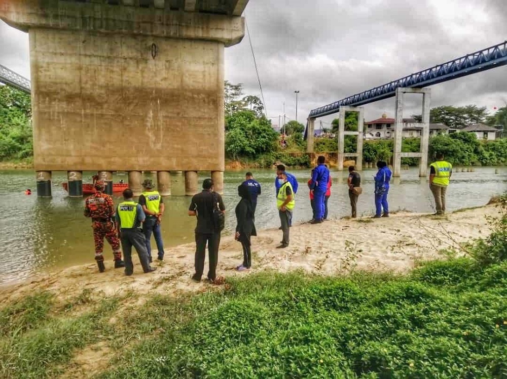 A Terengganu man feared to have drowned after jumping off a bridge, returned home safely saying he just wanted to cool off during a sunny day. u00e2u20acu2022 Picture courtesy of Facebook/ Terengganu Voice