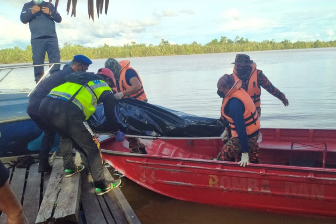 SAR team members carry the body up to the jetty. u00e2u20acu2022 Borneo Post pic
