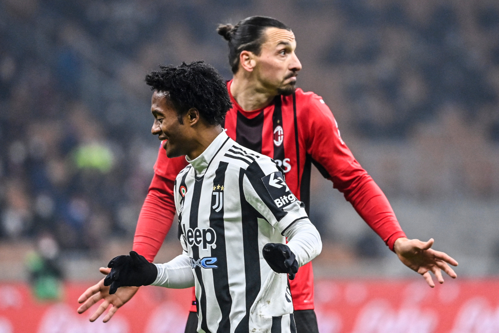Juventusu00e2u20acu2122 Colombian midfielder Juan Cuadrado and AC Milanu00e2u20acu2122s Swedish forward Zlatan Ibrahimovic react during the Italian Serie A match, January 23, 2022 at the San Siro stadium in Milan. u00e2u20acu201d AFP picnn