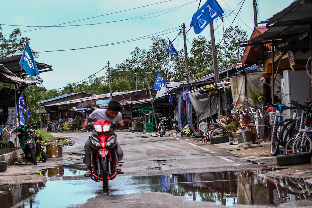Rengit is a rural seat under the Batu Pahat parliamentary constituency, with ethnic Malays being the dominant group.