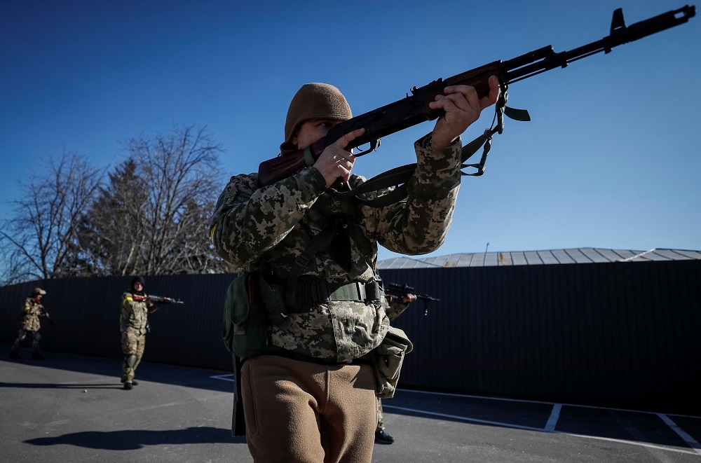 New members of the Ukrainian Territorial Defence Forces train with newly received weapons in Kyiv, Ukraine February 28, 2022. u00e2u20acu201d Reuters pic