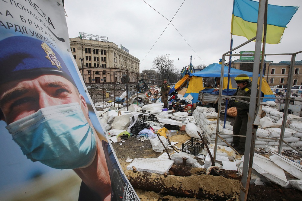 Ukrainian service members stand guard outside the regional administration building, which city officials said was hit by a missile attack, in central Kharkiv, Ukraine March 1, 2022. u00e2u20acu201d Reuters pic