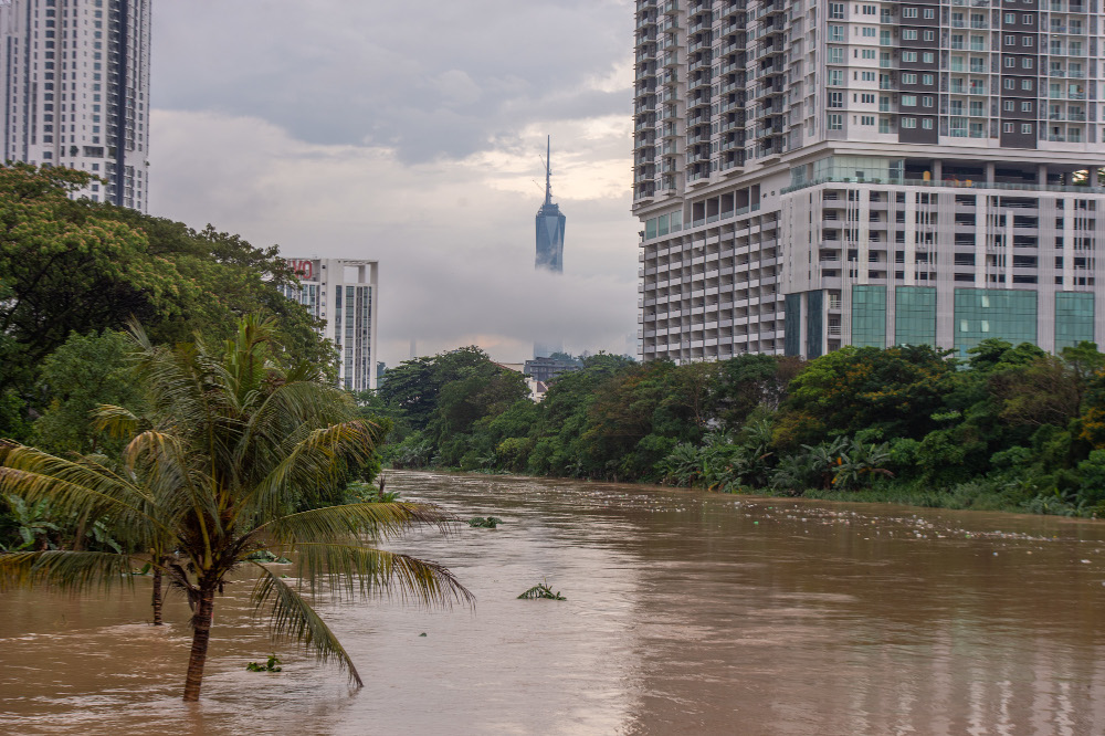 Sg Klang water level increases due to heavy rain in Kuala Lumpur, March 8, 2022. u00e2u20acu201d Picture by Shafwan Zaidon