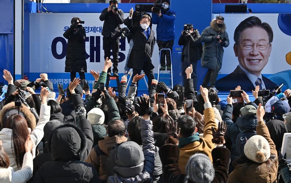 South Korean presidential candidate Lee Jae-myung (centre) of the ruling Democratic Party gestures to his supporters during an election campaign in Seoul February 16, 2022. u00e2u20acu201d AFP picnn