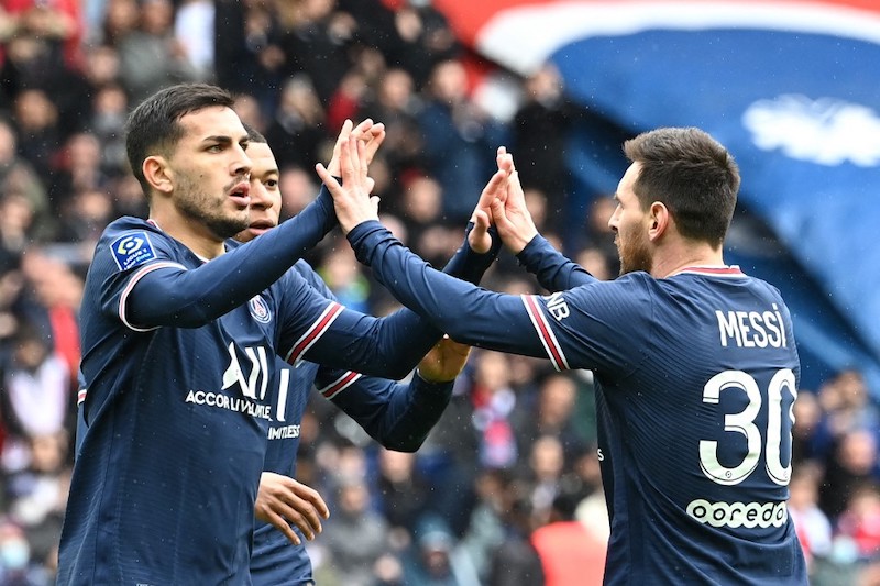 Paris Saint-Germain's Argentinian midfielder Leandro Paredes (L) celebrates with Paris Saint-Germain's Argentinian forward Lionel Messi at The Parc des Princes Stadium, in Paris on March 13, 2022. u00e2u20acu201d AFP picnn