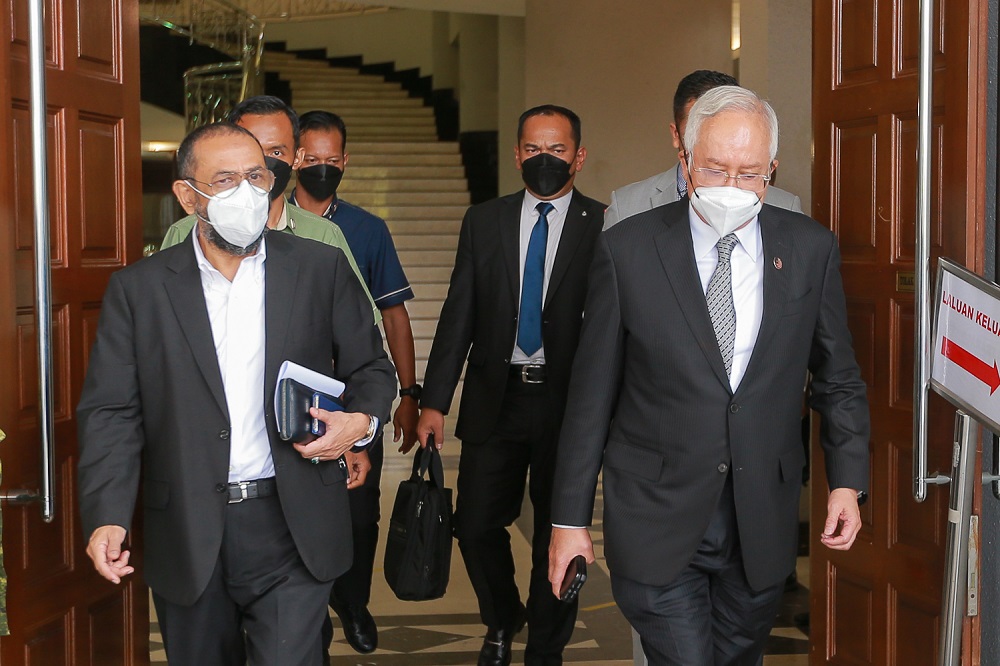 Datuk Seri Najib Razak (right) leaves the Kuala Lumpur court complex March 14 2022. u00e2u20acu201d Picture by Devan Manuel 