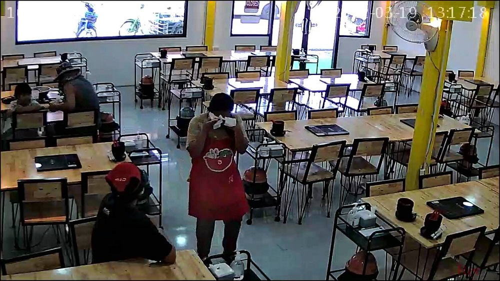 Halo Shabu owner Panumas Sroitong was reduced to tears after she and her staffu00e2u20acu2122s random act of kindness helped brighten a father and his daughteru00e2u20acu2122s special day.  u00e2u20acu201d  Screen capture via Facebook/Panumas Sroitong