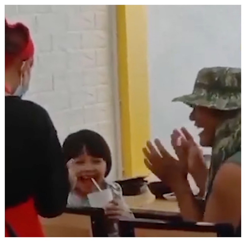 The birthday girl was all smiles when a restaurant staff presented her with a cake and everyone sang ‘Happy Birthday’.  —  Screen capture via Facebook/Panumas Sroitong