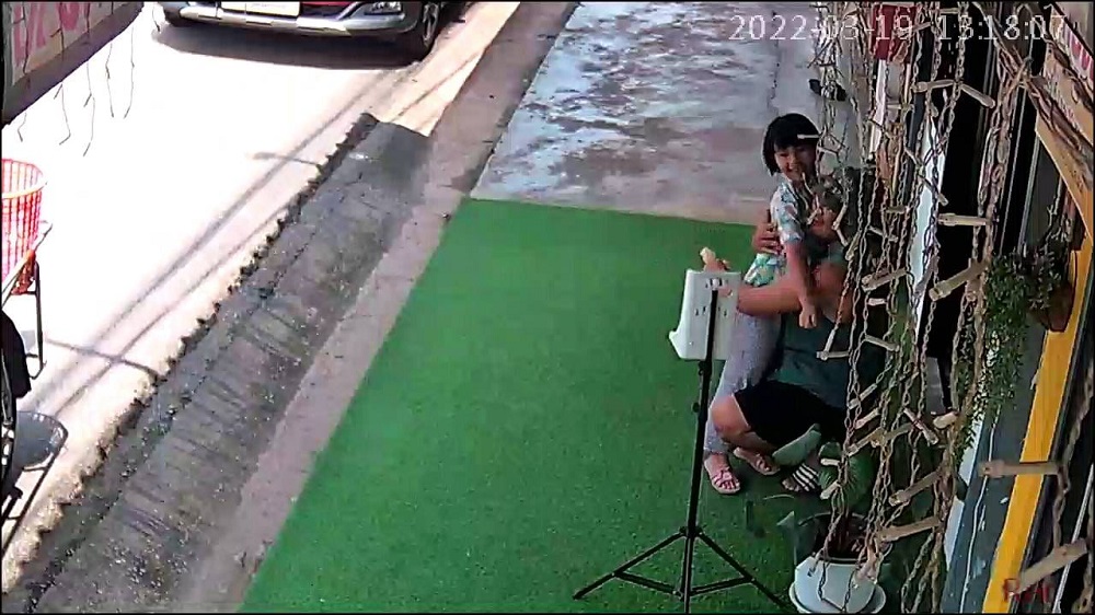 The father and daughter hugged outside the restaurant after finishing their meal.  —  Screen capture via Facebook/Panumas Sroitong