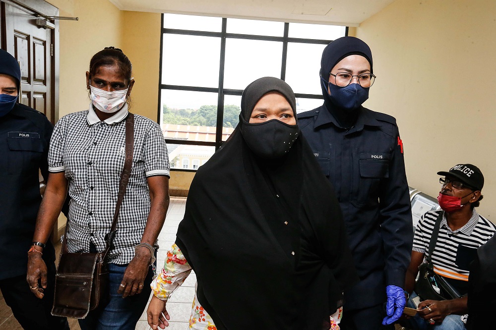 Ellis Andreyani (centre) arrives at the George Town Magistrate Court March 23, 2022. u00e2u20acu2022 Picture by Sayuti Zainudin