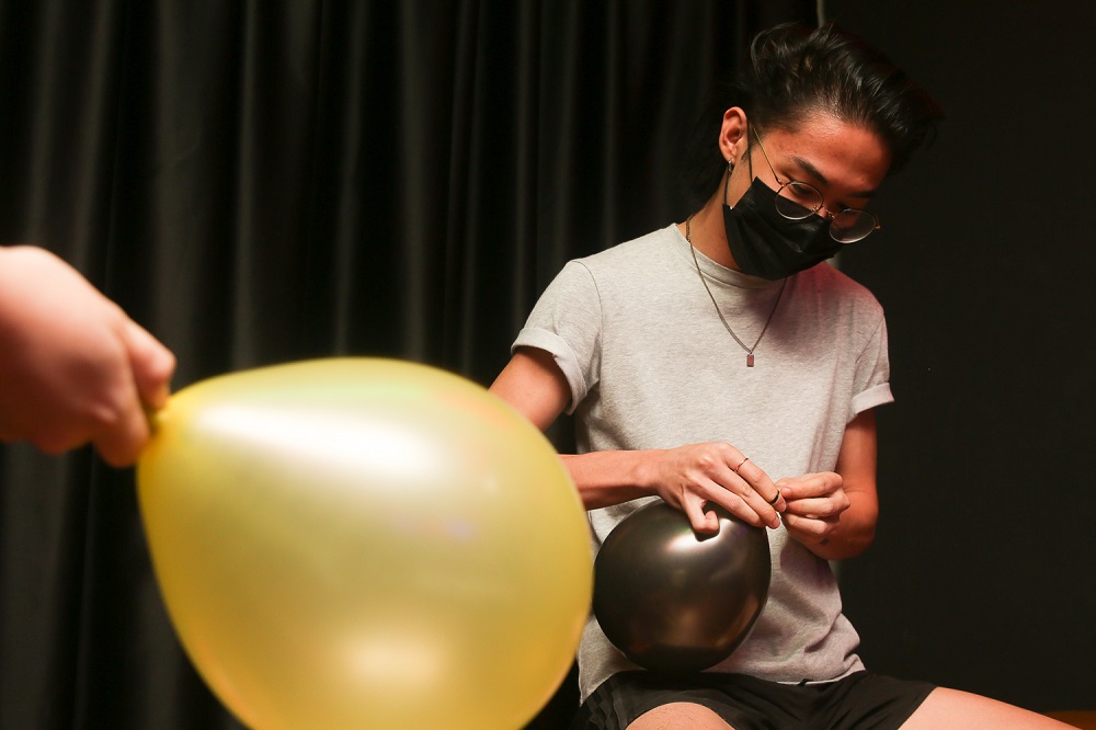 EDL director Low Yee Choy inflates balloons for his showcase.  —  Picture by Choo Choy May