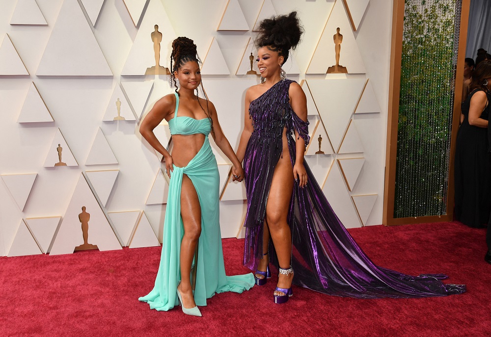 Halle and Chloe Bailey chose dresses that highlight their curves for the Oscars ceremony. — AFP pic