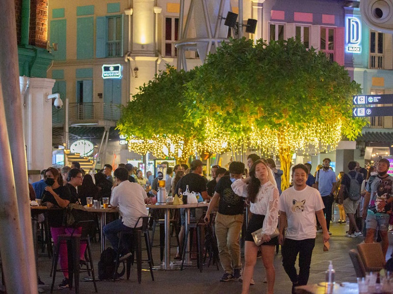 A scene at Clarke Quay on March 29, 2022, the first day that Covid-19 infection controls were eased to allow late-night drinking at eateries. u00e2u20acu201d TODAY pic