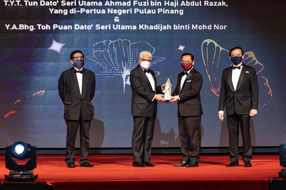 UTM vice-chancellor Prof Datuk Ahmad Fauzi Ismail (second from right) receives the Fiabci property award from Yang di-Pertua Negeri Pulau Pinang Tun Ahmad Fuzi Abdul Razak. u00e2u20acu201d Picture courtesy of UTM