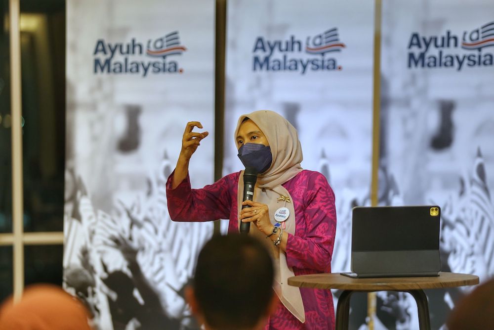 Nurul Izzah speaks to the audience during the Ayuh Malaysia campaign in Kuala Lumpur March 26, 2022. u00e2u20acu201d Picture by Ahmad Zamzahuri