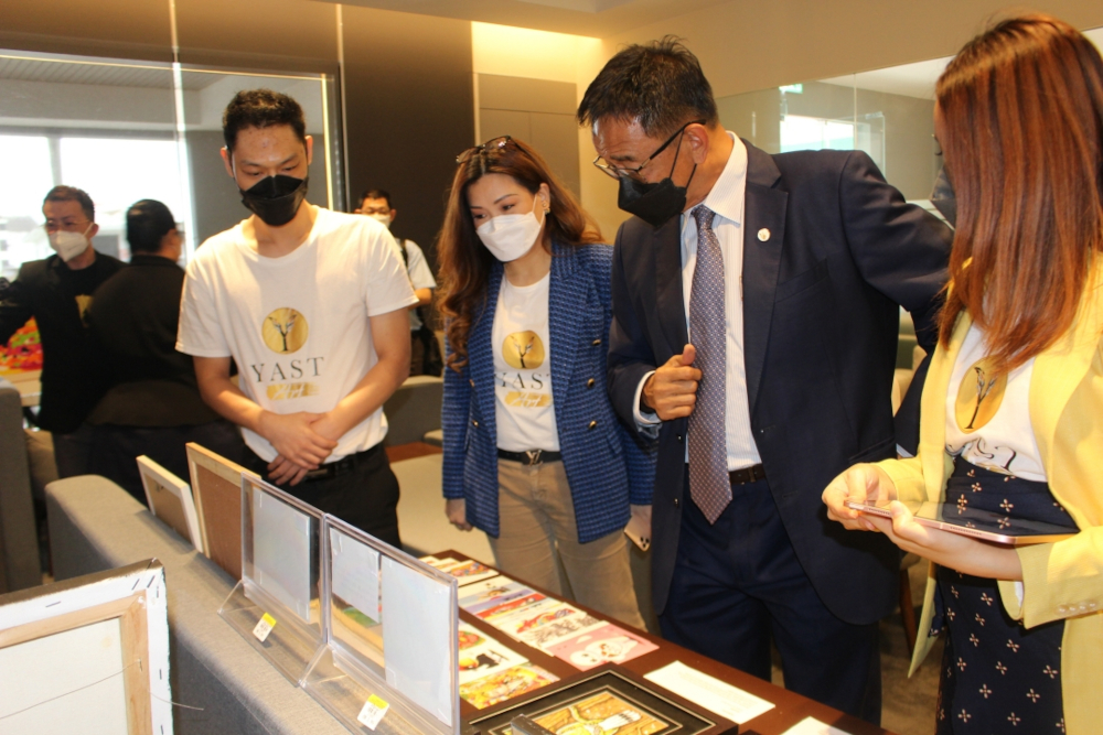 Datuk Seri Abdul Karim Rahman Hamzah (2nd right), accompanied by Esther Law (2nd left) look at some art pieces by Sarawak Society for the Deaf members during the launching ceremony, March 23, 2022. u00e2u20acu201d Borneo Post Online pic 
