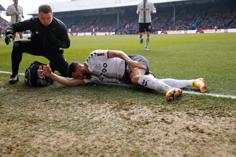 Evertonu00e2u20acu2122s Andros Townsend receives medical attention after sustaining an injury during the FA Cup quarter final match against Crystal Palace at Selhurst Park, London, March 20, 2022. u00e2u20acu201d Action Images via Reuters