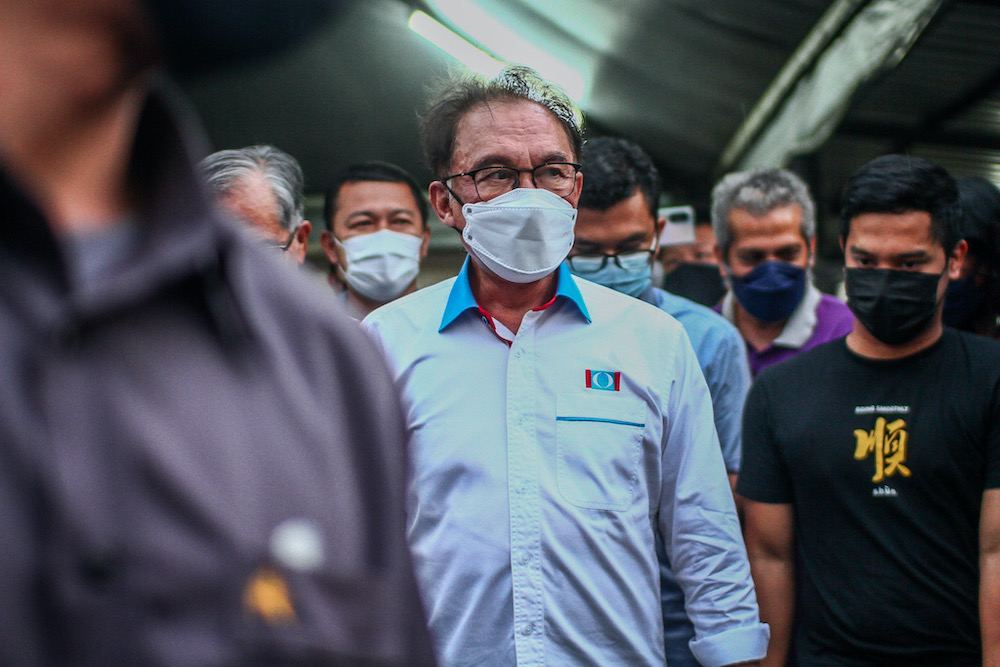 PKR President, Datuk Seri Anwar Ibrahim on his campaign round at Bilk Gerakan Satelit N44 Larkin, Johor Bahru, March 05, 2022. u00e2u20acu2022 Picture by Hari Anggarann