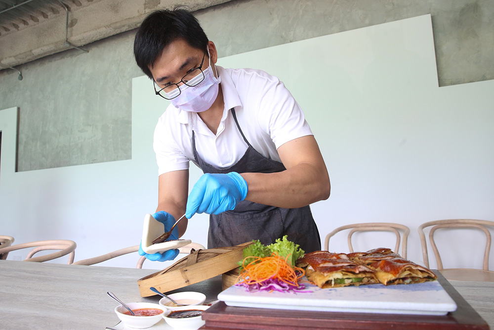 Chef Chin from Extra Super Tanker assembling the sandwich duck which will be offered under their first pork-free eatery known as One Fine Duck.