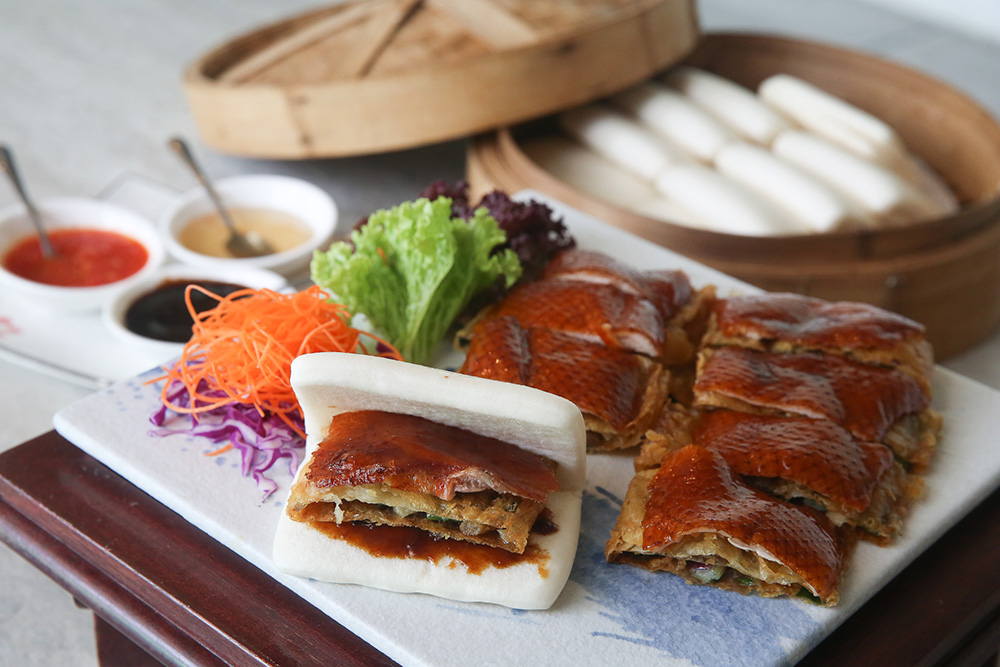 For a lovely contrast of textures, the sandwich duck marries crispy roast duck skin with a crunchy popiah in a fluffy mantou bun.