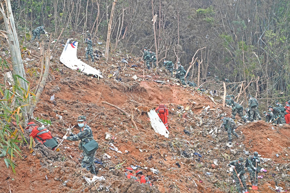 Rescuers search for the black boxes at a plane crash site in Tengxian county of Wuzhou, Guangxi Zhuang Autonomous Region, China March 22, 2022. u00e2u20acu2022 Zhou Hua/Xinhua via Reuters