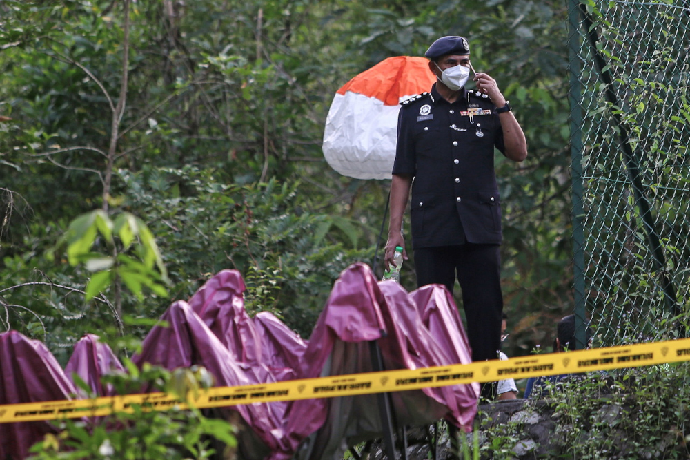 N. Sembilan deputy police chief Senior Assistant Commissioner Datuk Che Zakaria Othman at the scene, March 28, 2022. He said the search was still underway in the area near the water tank belonging to Pengurusan Air Berhad in Taman Zamrud. u00e2u20acu201d Bernama pic