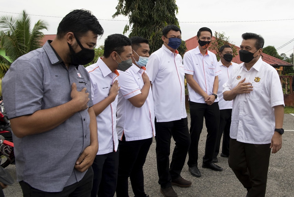 Deputy Defence Minister Datuk Seri Ikmal Hisham Abdul Aziz (right) a Malaysian Armed Forces community outreach programme in Felda Kemahang, Tanah Merah March 5, 2022. u00e2u20acu201d Bernama pic