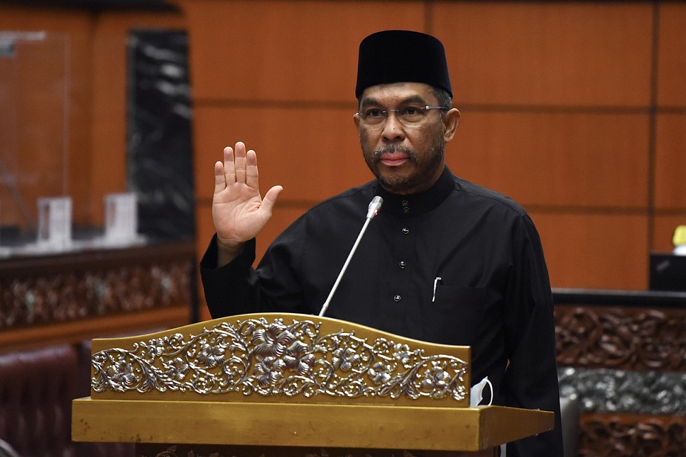 Pharmaniaga Berhad board member Datuk Azhar Ahmad takes his oath as a senator at the Dewan Negara in Kuala Lumpur March 21, 2022. u00e2u20acu201d Bernama pic