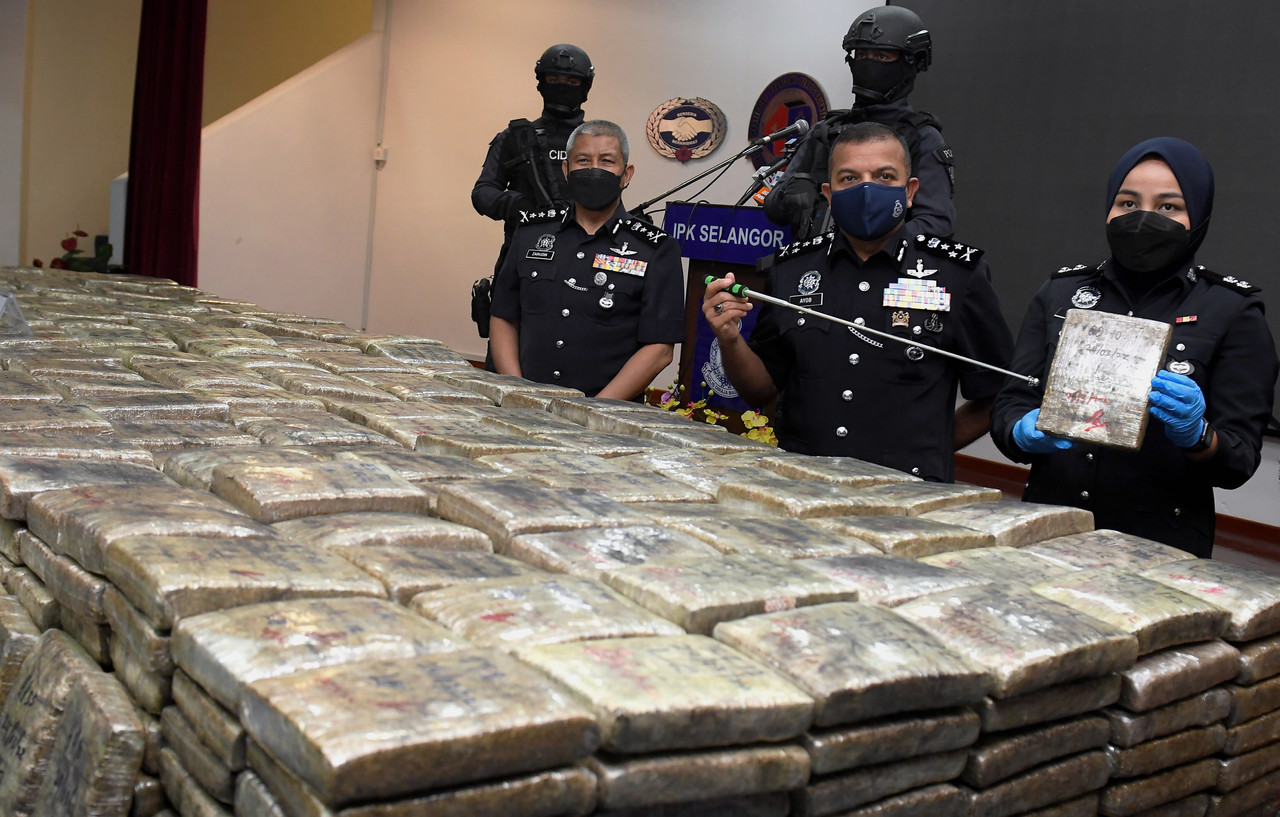 NCID director Datuk Ayob Khan Mydin Pitchay (second right) with his officers showing the 1.33 tonnes of cannabis seized from a trafficking syndicate, at the Selangor State Contingent Police Headquarters, Shah Alam, March 27,2022. u00e2u20acu201d Bernama pic