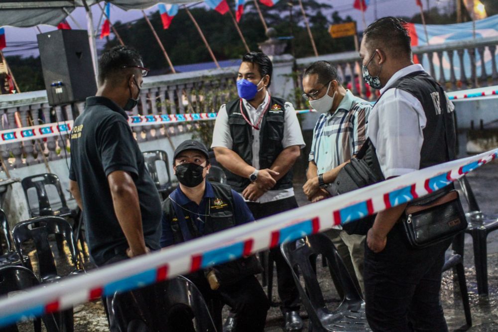 Enforcement officers from the Ministry of Health Malaysia meeting with the Ceramah PKT organiser at Bilk Gerakan Satelit N44 Larkin after PKR President, Datuk Seri Anwar Ibrahim gave his speech in Johor Bahru March 05, 2022. — Picture by Hari Anggara